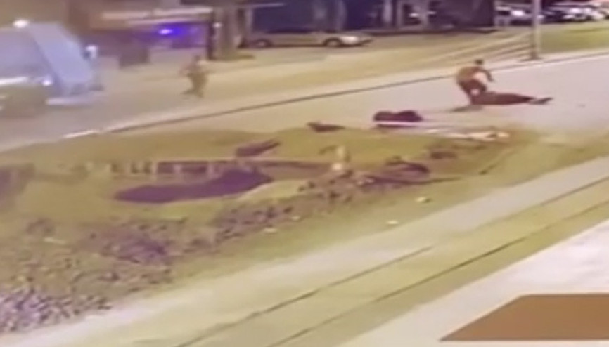 Ankarada feci kaza: Motosikletli kurye açılan çukura düştü