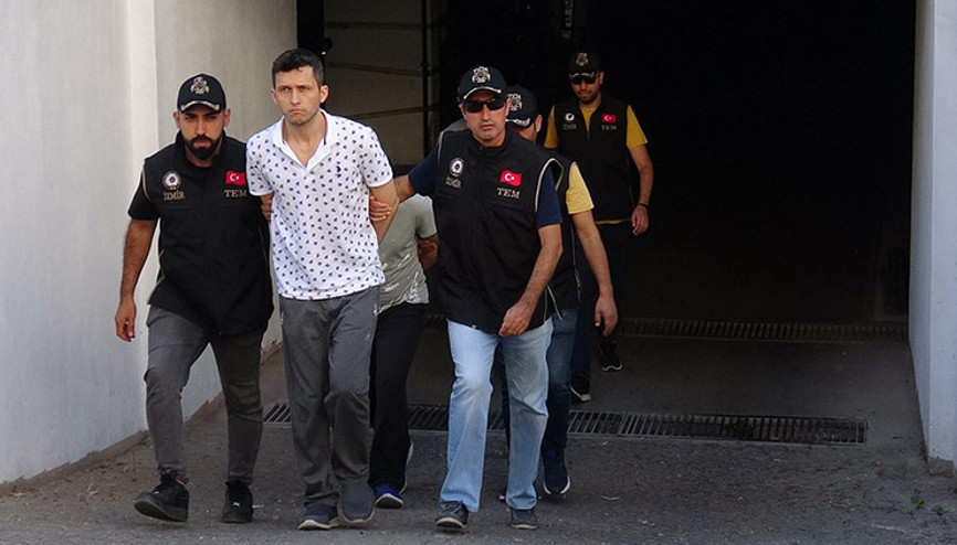 İzmirde 3 eski üsteğmen sahte kimlikle gaybubet evinde yakalandı İzmirde 3 eski üsteğmen sahte kimlikle gaybubet evinde yakalandı