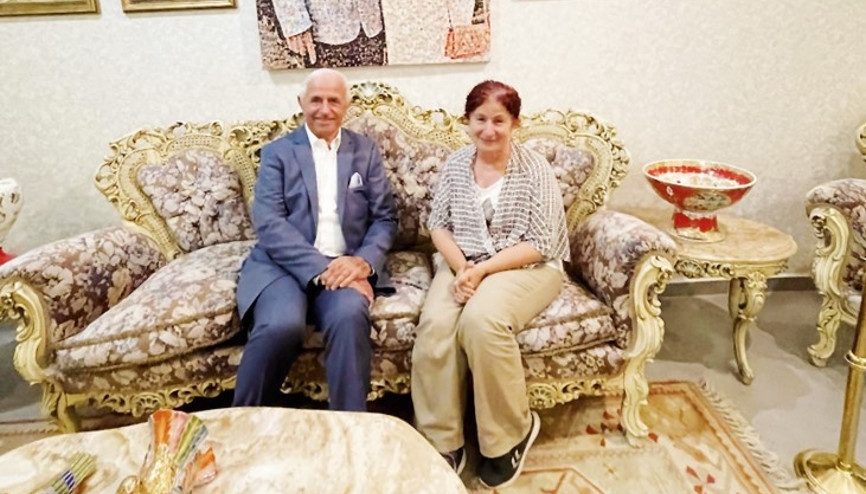 İlk koltuk takımını saklayan patron