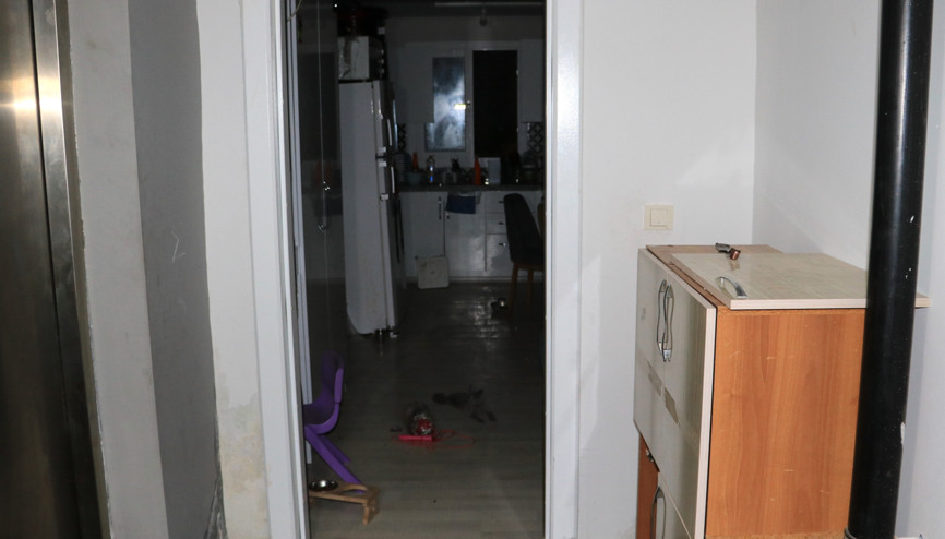 Kira parasını 3 ay geciktirdi, ev sahibi çelik kapısını söküp götürdü