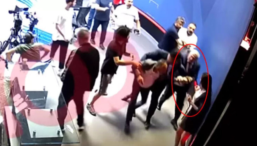 Gazeteci Latif Şimşeki darp etmişti Cemal Enginyurtun koruması tutuklandı Gazeteci Latif Şimşeki darp etmişti Cemal Enginyurtun koruması tutuklandı