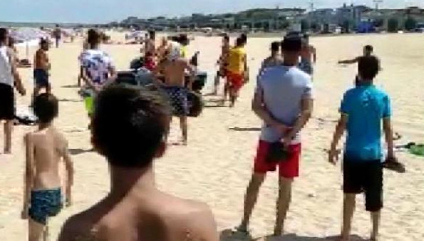 Yasağa rağmen denize girmek istediler Sahilde tekmeli yumruklu kavga