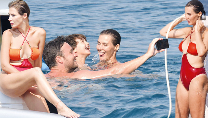 Hatice Şendil, eşi Burak Sağyaşar ve oğulları Can ile tatilde