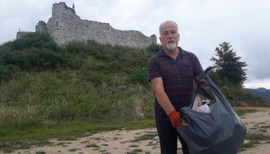 Tarihi kale çevresinde çöp tepkisi Tarihi kale çevresinde çöp tepkisi