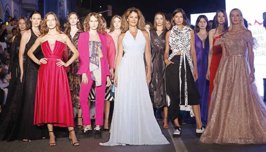 Tarihi caddede defile