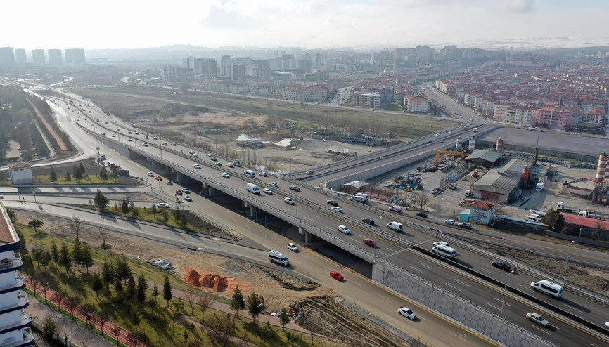 Trafiğe çözüm olan 16 köprülü kavşak