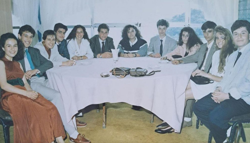 32 yıl önce... Ünlü oyuncu paylaştı: Ortaokul mezuniyetimizden