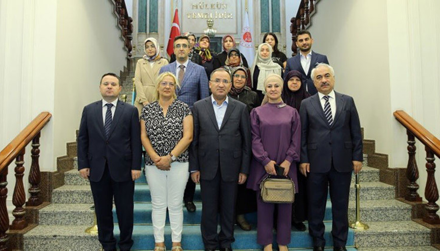 Bakan Bozdağ, bağımlılıkla mücadele gönüllüsü anneleri kabul etti