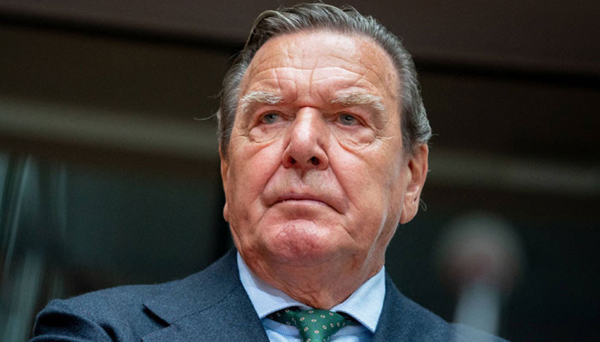 Schröder, Federal Meclisi mahkemeye verdi