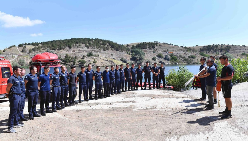 Yeni itfaiyeciler su üstü eğitiminde Yeni itfaiyeciler su üstü eğitiminde
