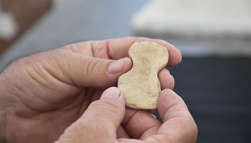 Yeşilova Höyüğünde 5 bin yıllık mermer idol bulundu