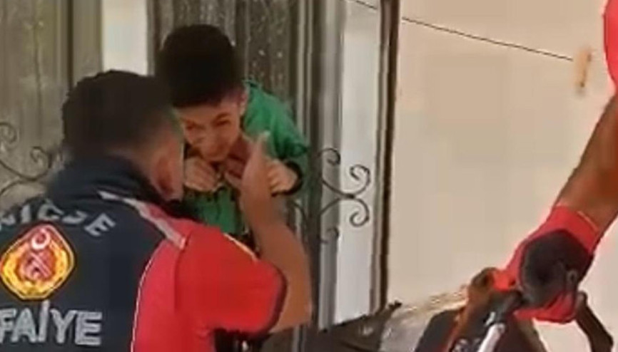 Çocuğun kafası demir parmaklıklara sıkıştı