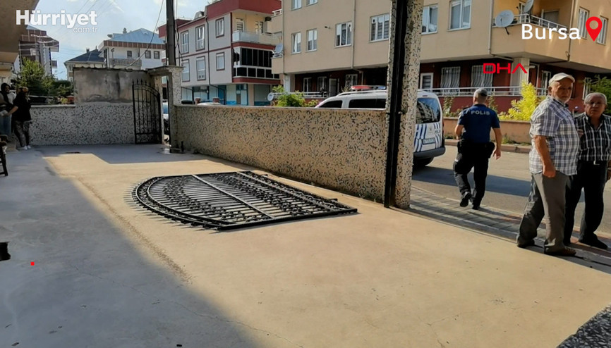Devrilen demir kapının altında kalan çocuk yaralandı