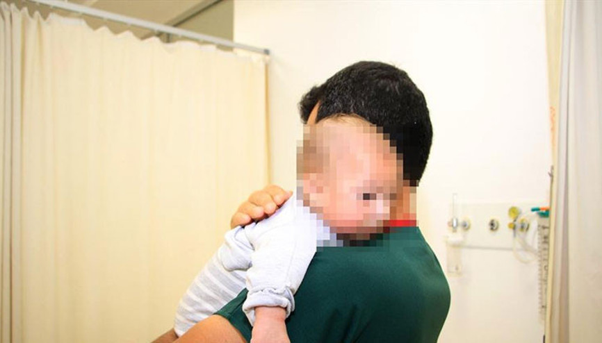 Vicdansız baba Eşini bıçaklayıp çocuğunu kaçırdı... Ağlıyor diye hastaneye bıraktı