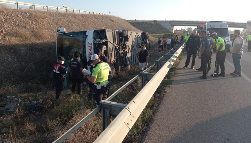 Afyonkarahisarda yolcu otobüsü şarampole devrildi: 1 ölü, 30 yaralı