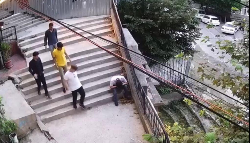 Beyoğlunda mühendise sahte polis gasbı Saldırıp dövdüler Beyoğlunda mühendise sahte polis gasbı Saldırıp dövdüler