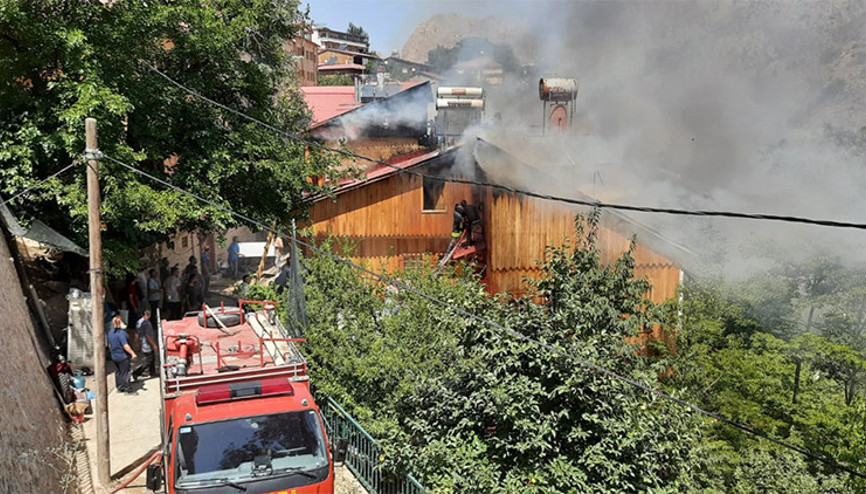 Erzincanda ahşap evde çıkan yangın 4 eve daha sıçradı