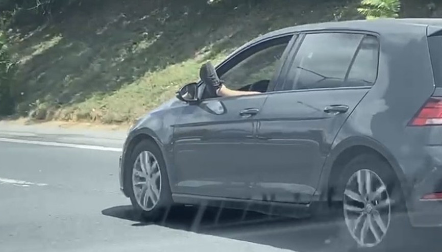 Ayağını camdan çıkararak araç kullanan şoför pes dedirtti