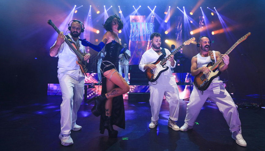 Zeynep Bastık, Kuruçeşme Açıkhavada sahneye çıktı Zeynep Bastık, Kuruçeşme Açıkhavada sahneye çıktı