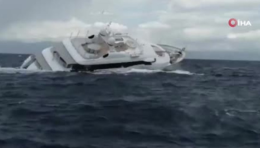 İtalya’da 40 metrelik süperyat battı
