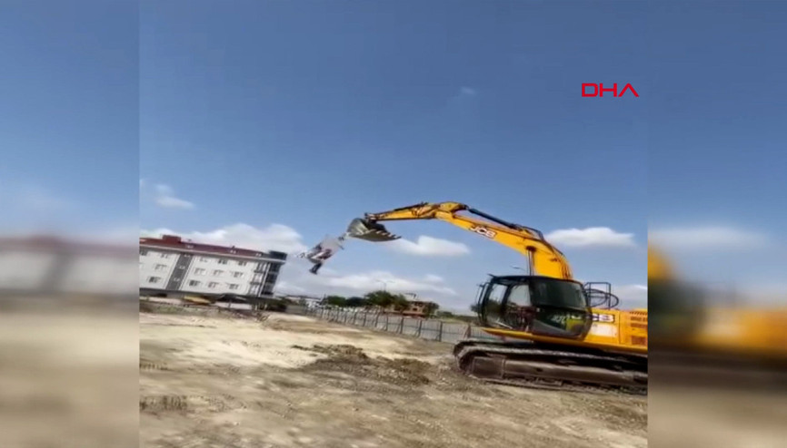 Beylikdüzünde işçilerin kepçeyle tehlikeli eğlencesi