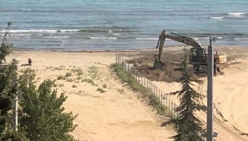 Kararan Altınkum sahiline kepçeli müdahale