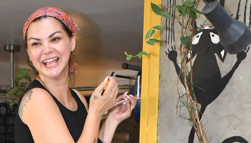 Şarkıcı Nezin on parmağımda on marifet