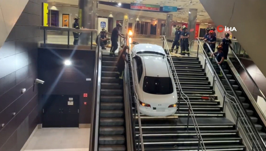Çaldığı araçla metro istasyonunun merdivenlerine sıkıştı