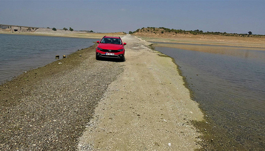 Barajda su seviyesi yüzde 30,5’e kadar düştü  Eski kara yolu ve köy kalıntıları ortaya çıktı