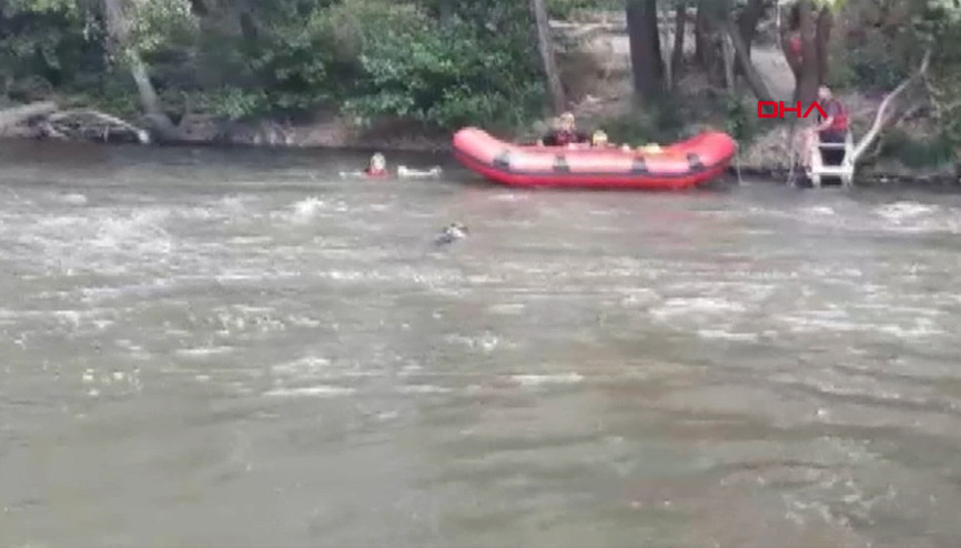 Rafting rehberi 17 yaşındaki Emre, akıntıya kapılan köpeği kurtardı