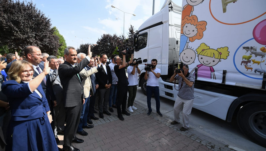 Eğitim materyallerini taşıyan tırlar yola çıktı