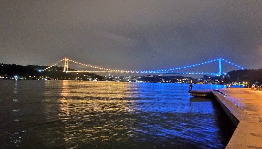 Fatih Sultan Mehmet Köprüsü Ukraynanın bağımsızlık günü için aydınlandı