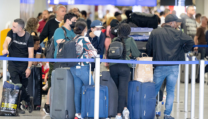 Havalimanlarında beklenen olmadı: 140 başvurudan 32 kişiye vize verildi Havalimanlarında beklenen olmadı: 140 başvurudan 32 kişiye vize verildi