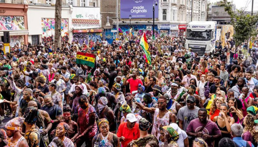 Notting Hill Karnavalı üç yıl aradan sonra renkli görüntülere sahne oldu