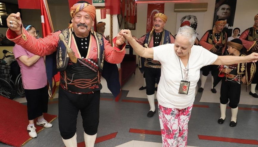 Seymenlerden huzurevinde gösteri