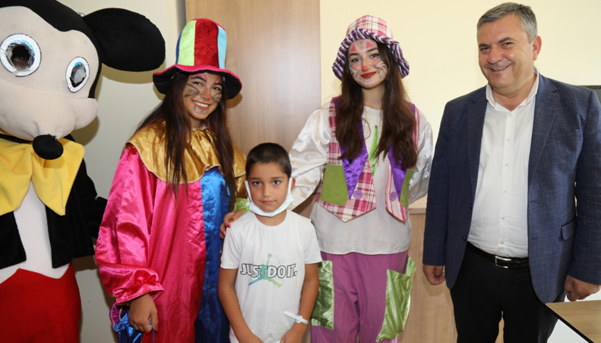 Balonlar ve palyaçolarla sünnet şöleni