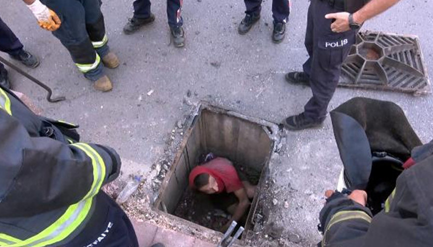 Kanalda mahsur kaldı, balyozla kurtarıldı