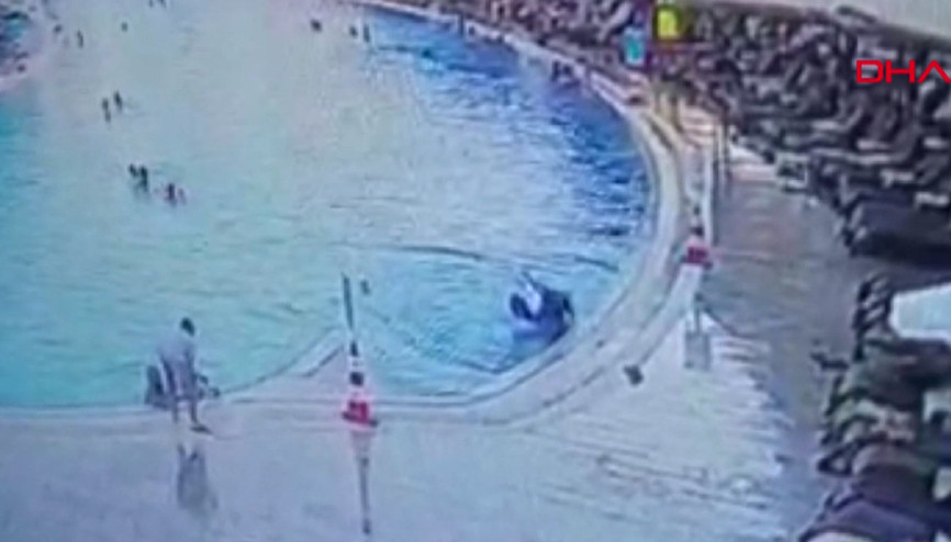 Havuzda boğulma tehlikesi geçiren Ömerin kurtarılma anı