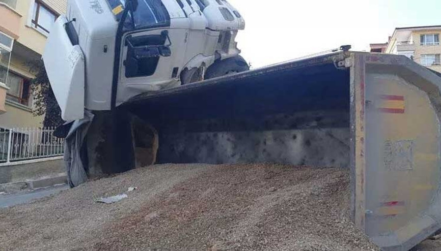 Yokuşu çıkmaya çalışan hafriyat kamyonu devrildi