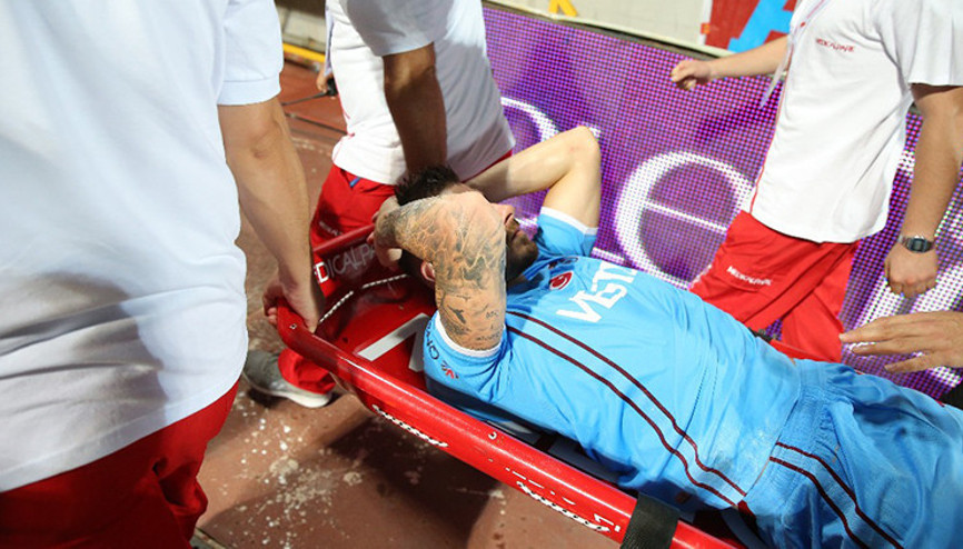 Son Dakika: Ümraniyespor-Trabzonspor maçında talihsiz sakatlık Dorukhan Toköz sedyeyle çıktı, açıklama yapıldı