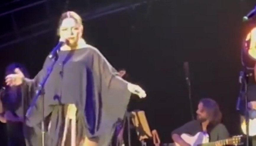 Şarkıcı İzel sahnede baygınlık geçirdi