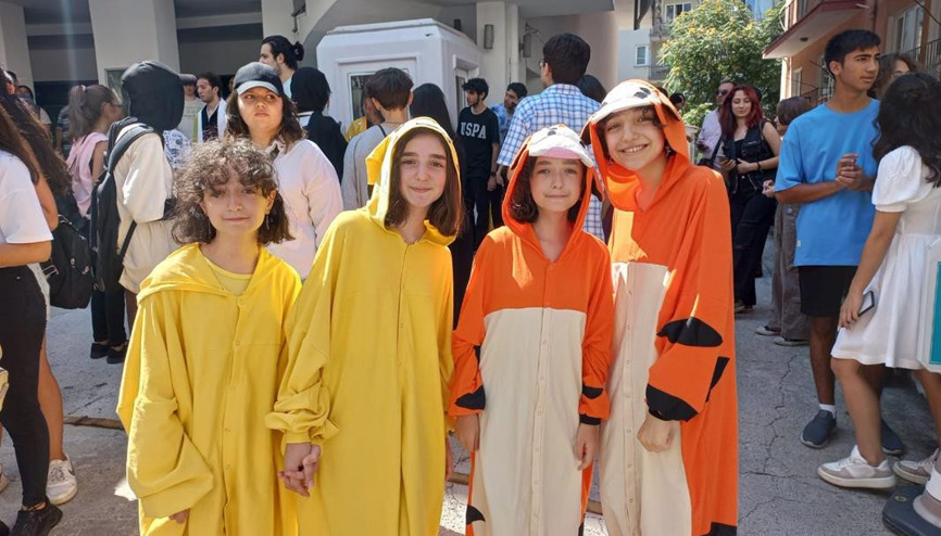 Renkli karakterler Kızılay sokaklarında