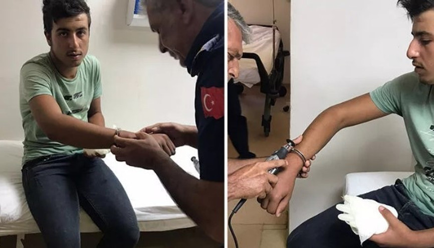 Yerde bulduğu kelepçeyi koluna taktı, çıkaramayınca imdadına itfaiye ekipleri koştu