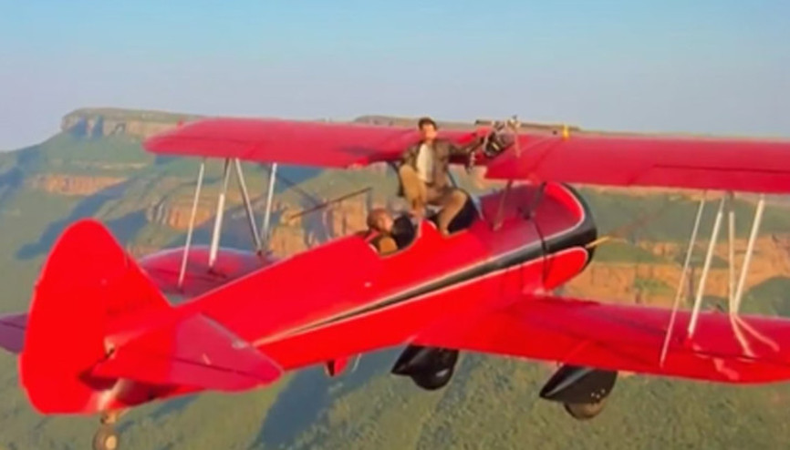 Tom Cruise gökyüzündeki uçağın üstünden seslendi: Gürültü için özür dilerim