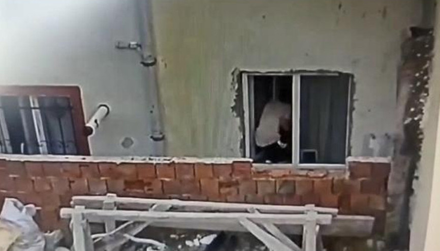 Arnavutköyde pencere kilidini kırarak eve giren hırsız kamerada