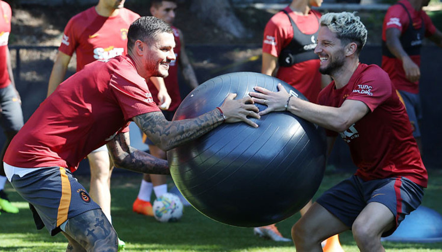 Galatasaray’da yeni transferler ilk antrenmanlarına çıktı