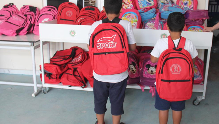 Bir çanta dolusu okul hediyesi
