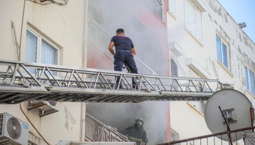 Çakmakla oyun kötü bitti: Evi yaktı