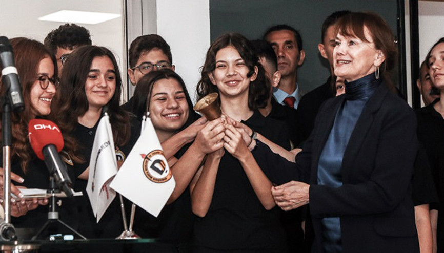 Demirören Medya Lisesi’nde ilk ders zili çaldı... Bakan Özer: Tarihi bir dönemece işaret ediyor Demirören Medya Lisesi’nde ilk ders zili çaldı... Bakan Özer: Tarihi bir dönemece işaret ediyor