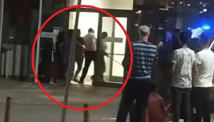 Hasta yakını eli sopalı kadınlar, acil servise girmeye çalıştı